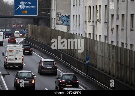 Eine Autobahn 40 führt direkt durch die Stadt, vorbei an Mietwohnungen, Essen, Deutschland, Europa Stockfoto