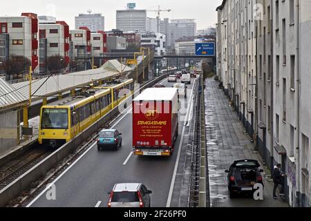 Eine Autobahn 40 führt direkt durch die Stadt, vorbei an Mietwohnungen, Essen, Deutschland, Europa Stockfoto