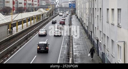 Eine Autobahn 40 führt direkt durch die Stadt, vorbei an Mietwohnungen, Essen, Deutschland, Europa Stockfoto