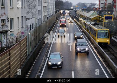 Eine Autobahn 40 führt direkt durch die Stadt, vorbei an Mietwohnungen, Essen, Deutschland, Europa Stockfoto