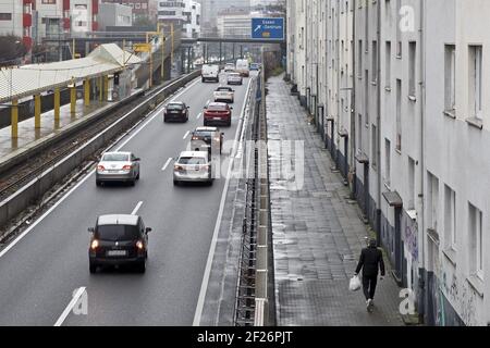 Eine Autobahn 40 führt direkt durch die Stadt, vorbei an Mietwohnungen, Essen, Deutschland, Europa Stockfoto