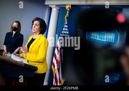 Roberta Jacobson, Koordinatorin für die Südwestgrenze im Nationalen Sicherheitsrat des Weißen Hauses, spricht als Jen Psaki, Pressesprecherin des Weißen Hauses, links, während einer Pressekonferenz im James S. Brady Press Briefing Room im Weißen Haus in Washington, DC, USA, am Mittwoch, den 10. März, zuhört. 2021. Der Pressesprecher des Weißen Hauses Jen Psaki sagte gestern, dass die Regierung die Covid-19-Hilfsimpuls-Checks nicht mit dem Namen von Präsident Biden auf ihnen drucken lassen werde, da das Finanzministerium versucht, ihre Verteilung zu beschleunigen.Quelle: Al Drago/Pool via CNP - weltweite Nutzung Stockfoto