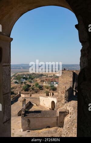 Blick auf Juromenha Schloss Fenster in Alentejo Landschaft in Portugal Stockfoto