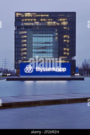 Thyssenkrupp Konzernzentrale mit dem Q1-Gebäude am Abend, Essen, Deutschland, Europa Stockfoto