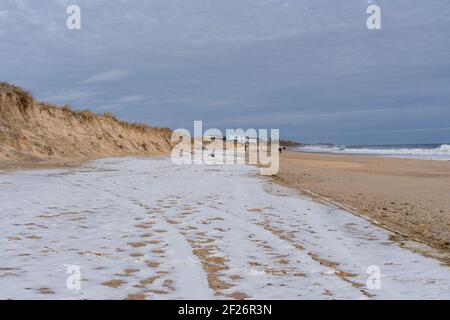 Sanddünen mit einer Schneedecke am Strand In Montauk Stockfoto