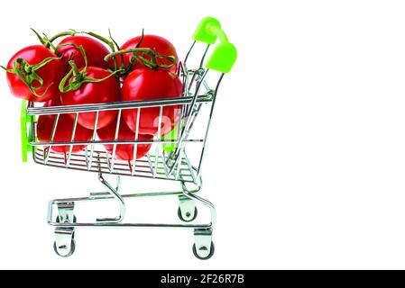 Nahaufnahme der roten Tomaten im Warenkorb auf weißem Hintergrund isoliert. Schweden. Stockfoto