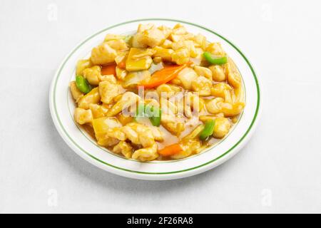 Nahaufnahme von Hühnchen in chinesischer Currysauce Stockfoto