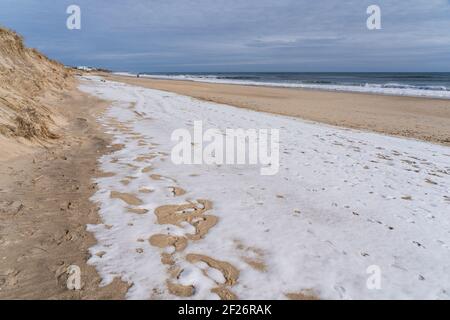 Sanddünen mit einer Schneedecke am Strand In Montauk Stockfoto