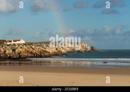 Baleal Strand mit atlantik und Regenbogen am Himmel und Möwen auf dem Sand in Peniche, Portugal Stockfoto