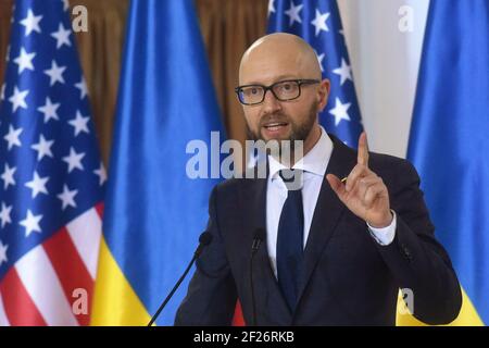 Nicht exklusiv: KIEW, UKRAINE - 10. MÄRZ 2021 - der ehemalige ukrainische Premierminister (2014-2016), der Tschar des Kiewer Sicherheitsforums Arsenij Jazenjuk ist Pikt Stockfoto