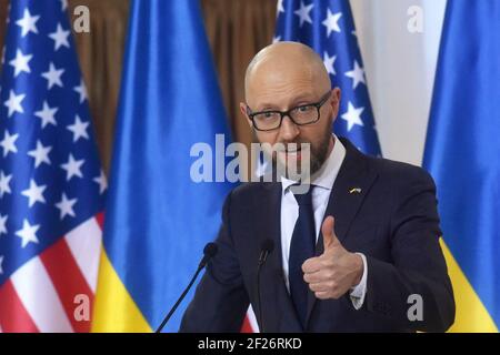 Nicht exklusiv: KIEW, UKRAINE - 10. MÄRZ 2021 - der ehemalige ukrainische Premierminister (2014-2016), der Tschar des Kiewer Sicherheitsforums Arsenij Jazenjuk ist Pikt Stockfoto