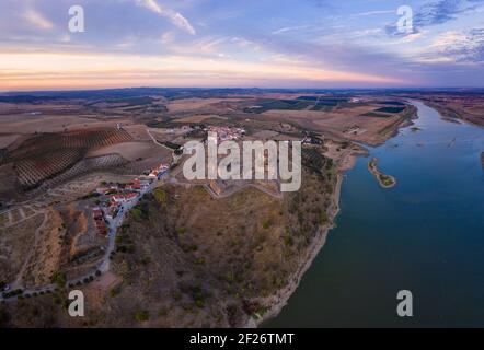 Juromenha Burg, Dorf und Guadiana Fluss Drohne Luftaufnahme bei Sonnenuntergang in Alentejo, Portugal Stockfoto