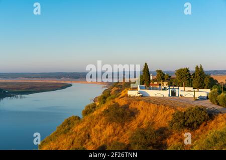 Wohnmobil in der Nähe von Guadiana Fluss Drohne Luftaufnahme in Juromenha Alentejo, Portugal Stockfoto