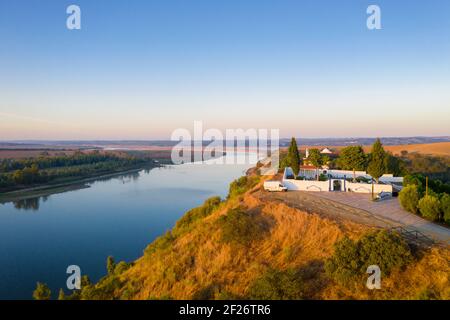 Wohnmobil in der Nähe von Guadiana Fluss Drohne Luftaufnahme in Juromenha Alentejo, Portugal Stockfoto