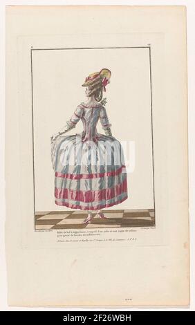 Gallerie des Modes et Costumes Français, 1779, U 119: Habit the Ball (...). Frau, auf dem Rücken, gekleidet in einer "Gewohnheit der Ball à la paysanne", bestehend aus einem Mieder und Rock aus grauer taft Seite mit Reifen von rosa Hahnseite verziert. Rüschen um Hals und Ellenbogen. Strohhut mit erhöhtem Rand, verziert mit Band, schräg auf der Stirn. Mit der linken Hand hält sie eine dekorative Schürze. Schuhe mit Absatz. Druck aus der Serie U. 20th Cahier de Costumes Français, 15th Suite d'Habillemens à la Mode und 1779, Gallery des Modes et Costumes Français. Stockfoto