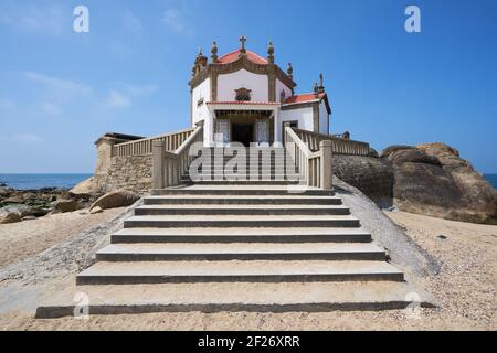 Schöne Kapelle am Strand Capela do Senhor da Pedra in Miramar, in Portugal Stockfoto