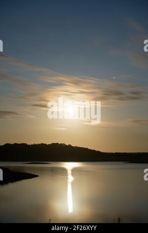 See Staudamm Stausee Landschaft erhellt durch Mondlicht mit schönen Reflexion in Alentejo, Portugal Stockfoto