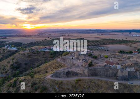 Juromenha Burg, Dorf und Guadiana Fluss Drohne Luftaufnahme bei Sonnenuntergang in Alentejo, Portugal Stockfoto