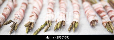 Gegrillter Wildspargel in Speck eingewickelt Stockfoto