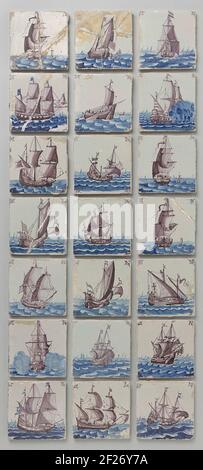Gruppe von 21 Fliesen Verwaltung am Kamin aus dem Gebäude der West Indian Compagnie.Fliesen mit Schiffen in Blau und Lila. Zusammen mit BK-NM-11131-4, bildete die hintere Oberfläche eines Mantels (hölzerne Teile: BK-NM-11131-1; Marmorteile: BK-NM-11131-2). Die Fliesen sind mit 21 Weiß für Präsentationszwecke ergänzt. Aus dem Gebäude der ehemaligen Westindischen Compagnie in Amsterdam. Stockfoto