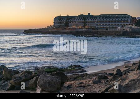 Ericeira Vila Gale Hotel bei Sonnenuntergang mit Baleia Strand in Portugal Stockfoto