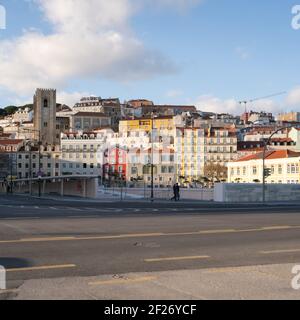 Schöne bunte historische Gebäude in Lissabon mit einer Straße, in Portugal Stockfoto