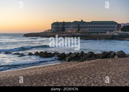 Ericeira Vila Gale Hotel bei Sonnenuntergang mit Baleia Strand in Portugal Stockfoto