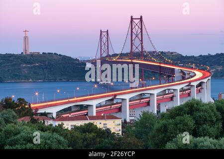 Lissabon 25 de Abril Brücke und Jesus Christus Statue Cristo Rei bei Sonnenuntergang, beste Aussicht auf Lissabon, in Portugal Stockfoto