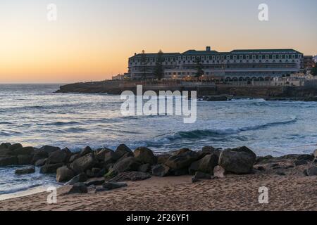 Ericeira Vila Gale Hotel bei Sonnenuntergang mit Baleia Strand in Portugal Stockfoto