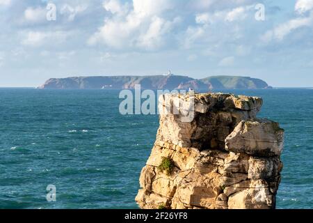 Peniche Meeresklippen mit Berlengas Insel im Hintergrund mit atlantik, in Portugal Stockfoto