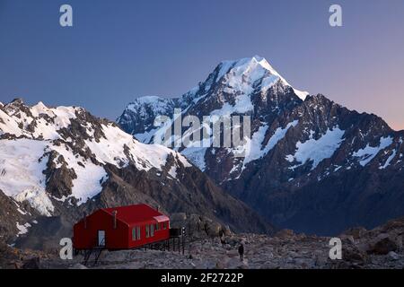 Mueller Hut, Mt Sefton (links), und Aoraki / Mt Cook (rechts), Sealy Range, Aoraki / Mount Cook National Park, South Island, Neuseeland Stockfoto