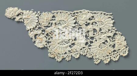 Strook gehakte kant met waaiervormige bloemen.Streifen natürlich gefärbte irische Häkelseite. Muster mit Flügelrad-förmigen Blüten mit Stielen und einem gehäkelten unregelmäßigen maase-Boden mit Picots. Die Oberseite ist mit einer geraden Kante fertig. Die halbkreisförmigen Schutze am unteren Rand werden mit abgesetzten Bögen abgelagert. Stockfoto