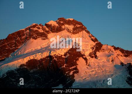 Alpenglo auf Mt Sefton (3151m), Aoraki / Mount Cook Nationalpark, Südinsel, Neuseeland Stockfoto