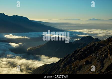 Am frühen Morgen Inversionsschicht von niedrigen Wolken über Mt Cook Dorf, Aoraki / Mount Cook Nationalpark, Südinsel, Neuseeland Stockfoto