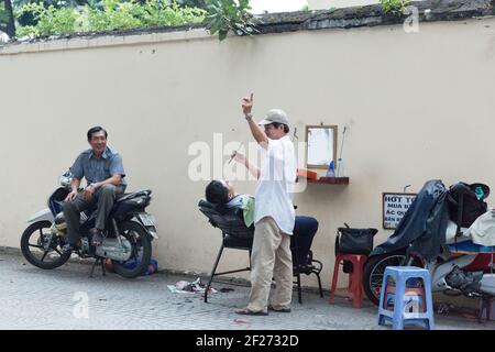 Vietnam, Ho Chi Minh Stadt - Street Side Barbershop Stockfoto