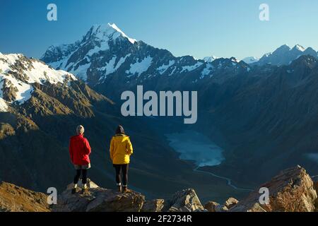 Wanderer im Morgengrauen in der Nähe von Mueller Hut, Hooker Valley und Aoraki / Mt Cook, Aoraki / Mount Cook Nationalpark, Südinsel, Neuseeland MR Stockfoto