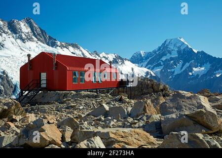 Mueller Hut, Mt Sefton (links), und Aoraki / Mt Cook (rechts), Sealy Range, Aoraki / Mount Cook National Park, South Island, Neuseeland Stockfoto