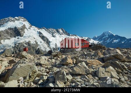 Mt Sefton (links), Aoraki / Mt Cook (rechts) und Mueller Hut, Sealy Range, Aoraki / Mount Cook National Park, South Island, Neuseeland Stockfoto