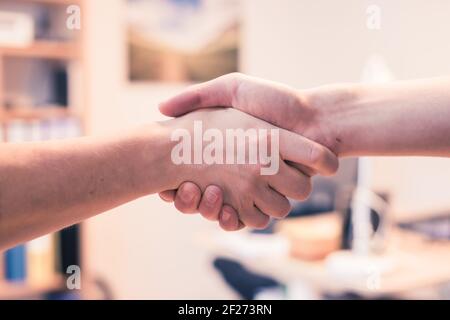 Händeschütteln, Konzept für Teamarbeit: Nahaufnahme von Mann und Frau, die im Büro die Hände schütteln Stockfoto