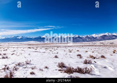 Verschneite Winteransicht der Sangre de Cristo Bergkette aus der Nähe von Westcliffe; Colorado; USA Stockfoto