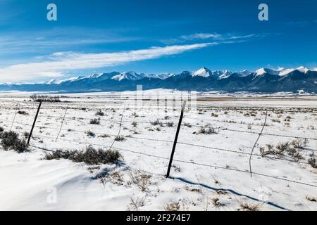 Verschneite Winteransicht der Sangre de Cristo Bergkette aus der Nähe von Westcliffe; Colorado; USA Stockfoto