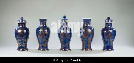 Balusterförmige Vase mit langem, ausladenden Hals, in Unterglasur blau und auf der Glasur Gold gemalt. Die Vase ist mit bleu poudré (puderblau) bedeckt und mit drei Reihen mit Kisten verziert: Die untere Reihe hat eine andere blühende Pflanze oder einen Baum in einem Felsen mit Insekten in jeder Schachtel; Die zweite Reihe ist auch mit vier verschiedenen Blütenpflanzen (Lotus, Chrysantheme, prunus, Pfingstrose) mit Vögeln und / oder Schmetterlingen. Um den Hals vier Fächer mit verschiedenen Blumenzweigen und Schmetterlingen; EIN doppelter Kreis auf der Unterseite. Bleu Poudré mit Gold. Stockfoto