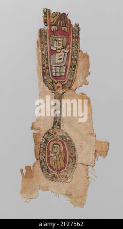 Weefselfragment met clavus.natürliches Leinengewebefragment mit getaggten Clavus, die in einem Oval enden. Im Oval eine menschliche Figur in einem gelben Gewand mit Nimbus auf rotem Boden; im Clavus eine Figur mit hellblauem und weißem Gewand und grünem Nimbus mit einem Teil einer Robe in braun und gelb und zwei Fuß auf rotem Boden. Zum Oval und zum Clavus eine Bordüre mit Blockverzierung in rot, rosa, gelb, weiß, dunkel und hellgrün und dunkel und hellblau. Stockfoto