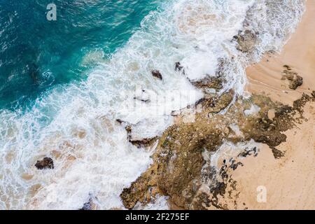 Luftaufnahme des türkisfarbenen Ozeans in Hawaii Stockfoto