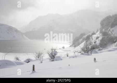 Sonnenuntergang im vollen Stausee im Schneesturm Stockfoto