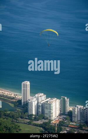 Wunderschöne Aussicht auf den Gleitschirm, der über Wohngebäuden fliegt Stockfoto