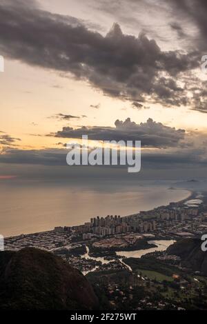 Wunderschöne Aussicht von der Bergspitze auf Stadtgebäude, Seen und Meer Stockfoto