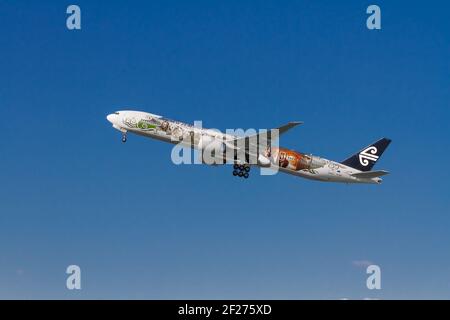 London, Heathrow Airport - September, 2015: Air New Zealand, Boeing 777 Middle Earth Hobbit-Flugzeug, das in einen sonnigen blauen Himmel abfliegt. Bild Abdul Qurai Stockfoto