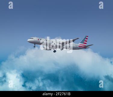 Phoenix, USA - September 2019: American Airlines, Airbus A321, fliegt über den Arizona Luftraum vorbei an einer Sturmwolke Richtung Sky Harbor Airport. i Stockfoto