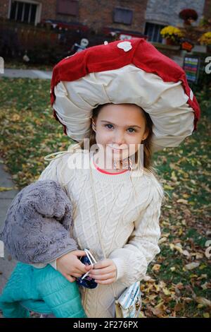 Ein Mädchen verkleidet als Pilz für Halloween Stockfoto